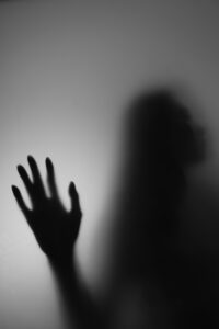 Mi történik a testeddel pánikroham alatt? Hogyan ismerheted fel? Hogyan segíthetsz magadon? Hogyan segíthet egy pszichológus a pánikroham kezelésében? A pánikrohamok ijesztőek lehetnek, de fontos megérteni, hogy nem jelentenek valós veszélyt az egészségedre. A megfelelő önsegítő technikák és szakmai segítség révén csökkentheted a pánikrohamok intenzitását és gyakoriságát. Ne felejtsd el: van segítség és van kiút. Ha úgy érzed, hogy a pánikrohamok megnehezítik az életedet, ne habozz szakemberhez fordulni! Nem kell, hogy a pánikrohamok meghatározzák az életedet! A támogatás és a megfelelő eszközök segítségével visszanyerheted a kontrollt. 😊